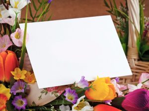 Free-Flowers-Bouquet-Greeting-Card-Mockup